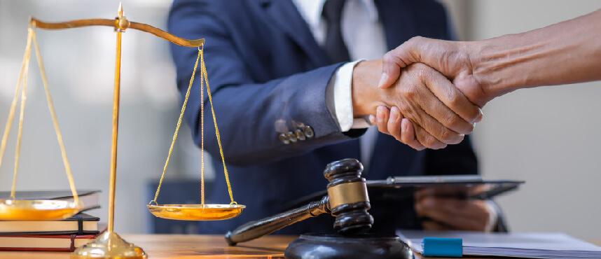 Gilbert Personal Injury Lawyer Shaking Hands With A Victim